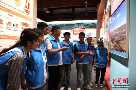 图为玉树青少年在蒙藏学校旧址参观。张海雯摄