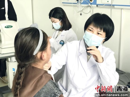 图为傅扬主任在给患儿做术前检查。主办方供图 图为傅扬主任在给患儿做术前检查。主办方供图