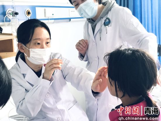 图为王宁主任在给患儿做术前检查。主办方供图 图为王宁主任在给患儿做术前检查。主办方供图