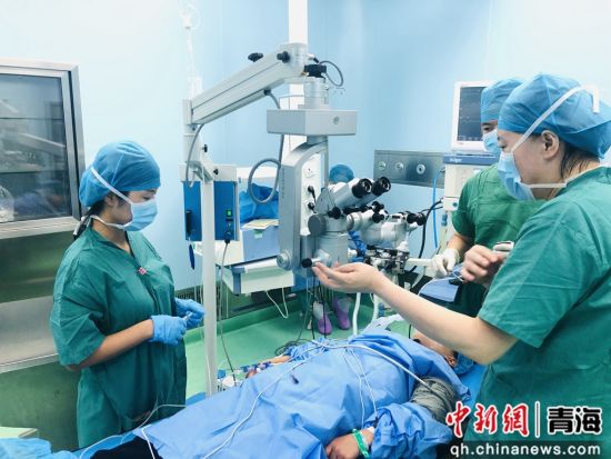 图为上海市第一人民医院麻醉科朱佳丽主任在给患者实施麻醉(左一)。主办方供图 图为上海市第一人民医院麻醉科朱佳丽主任在给患者实施麻醉(左一)。主办方供图