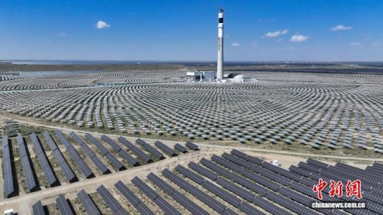 图为9月17日，航拍青海省海南藏族自治州共和县塔拉滩光伏产业园区内的“光伏羊”。(无人机照片)马铭言摄