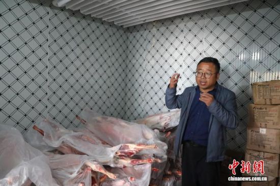 图为9月17日，青海省海南藏族自治州共和县一家“光伏羊”销售商家展示冷冻储存的羊肉。马铭言摄