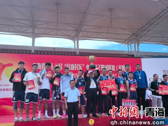 图为获奖队合影。西全供图 图为获奖队合影。西全供图