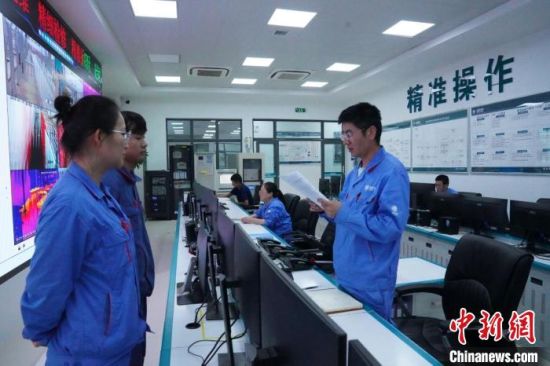 图为9月20日,±400千伏柴达木换流站内,工作人员正在下达柴拉直流设备倒闸操作指令。刘玉斌 摄 图为9月20日,±400千伏柴达木换流站内,工作人员正在下达柴拉直流设备倒闸操作指令。刘玉斌 摄