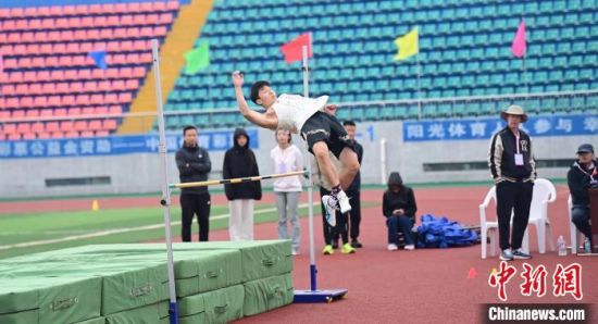 图为参赛选手进行跳高比赛。陈宗淇 摄 图为参赛选手进行跳高比赛。陈宗淇 摄