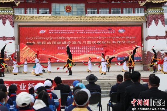 图为文艺演出。潘雨洁 摄 图为文艺演出。潘雨洁 摄