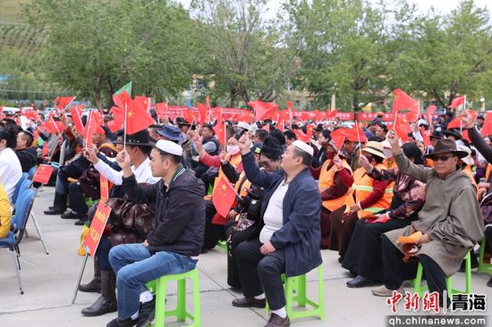 图为观众观看演出。潘雨洁 摄 图为观众观看演出。潘雨洁 摄