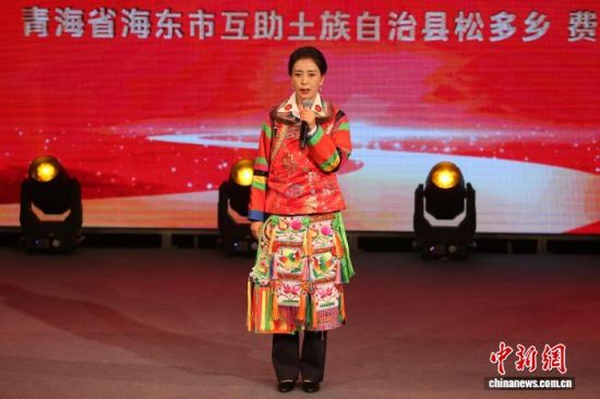 图为海东市互助土族自治县选手费他以花参加演讲大赛。　　张忠苹 　摄