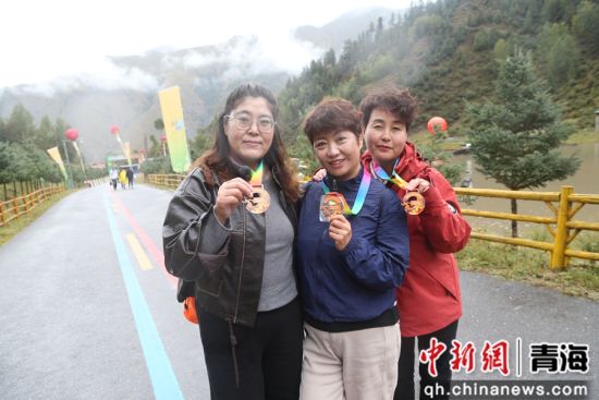 图为参赛选手展示奖牌。 张忠苹 摄