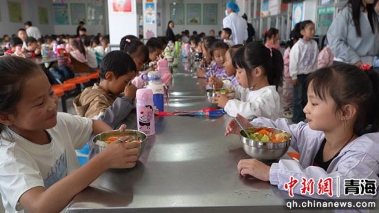 图为学生们用餐。都兰县委宣传部 供图