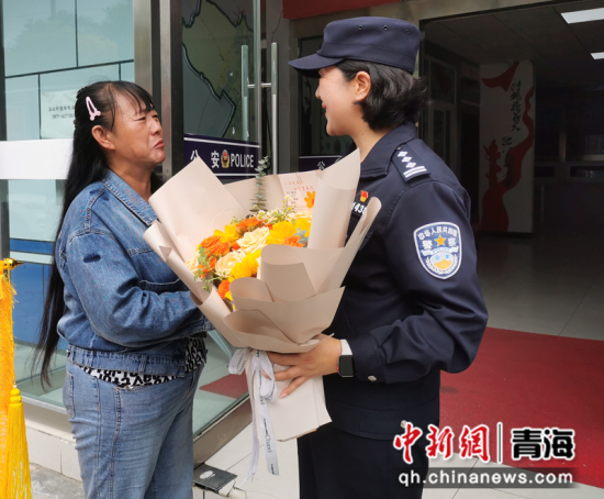图为陈某为民警送去鲜花表示感谢。城中公安供图 图为陈某为民警送去鲜花表示感谢。城中公安供图