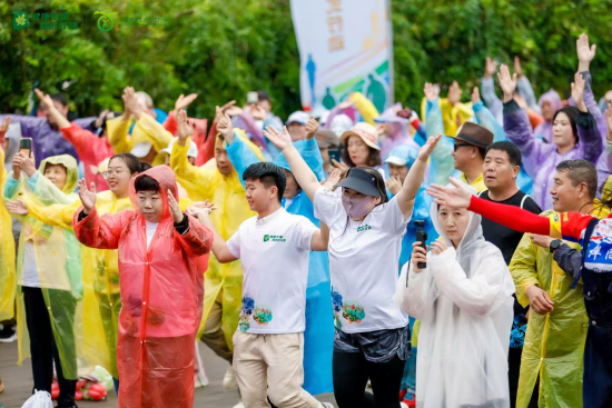 北京市民积极参与“健康走大运”徒步活动 北京市民积极参与“健康走大运”徒步活动