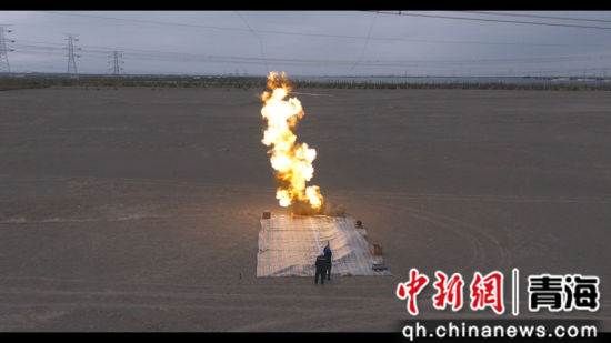 图为在青海海西±400千伏柴达木换流站近区，青海电科院开展330千伏人工短路试验新能源/储能特性测试。国网青海电科院供图