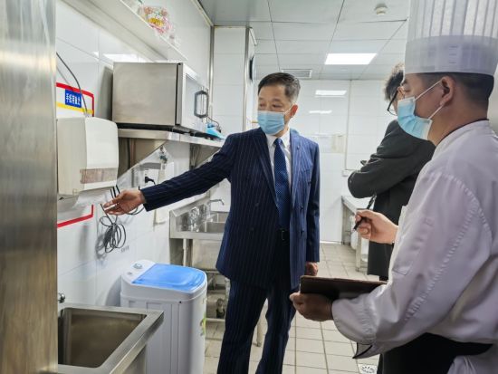 酒店总经理闻彪先生检查“创绿”问题效果整改情况。 酒店总经理闻彪先生检查“创绿”问题效果整改情况。