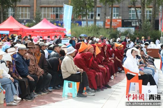 图为群众观看文艺节目。兴海县医疗保障局供图 图为群众观看文艺节目。兴海县医疗保障局供图