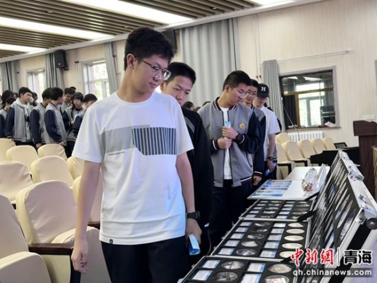 图为学生们参观毒品仿真模型。祁绣娟 摄 图为学生们参观毒品仿真模型。祁绣娟 摄