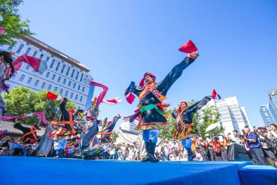 ▲7月18日,中华民族共同体体验馆2024年第三期体验项目在蒙藏学校旧址开幕。图为来自青海的民族舞蹈表演吸引众多参观者驻足欣赏。北京日报 武亦彬 摄 ▲7月18日,中华民族共同体体验馆2024年第三期体验项目在蒙藏学校旧址开幕。图为来自青海的民族舞蹈表演吸引众多参观者驻足欣赏。北京日报 武亦彬 摄