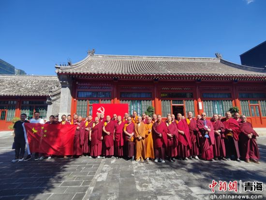 图为佛教界代表人士观摩学习现场。李庆摄 图为佛教界代表人士观摩学习现场。李庆摄