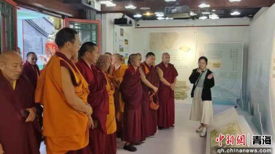 图为佛教界代表人士观摩学习现场。李庆摄 图为佛教界代表人士观摩学习现场。李庆摄