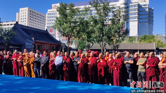 图为佛教界代表人士观摩学习现场。李庆摄 图为佛教界代表人士观摩学习现场。李庆摄
