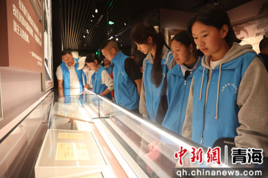 图为玉树青少年参观中国人民抗日战争纪念馆。张海雯 摄