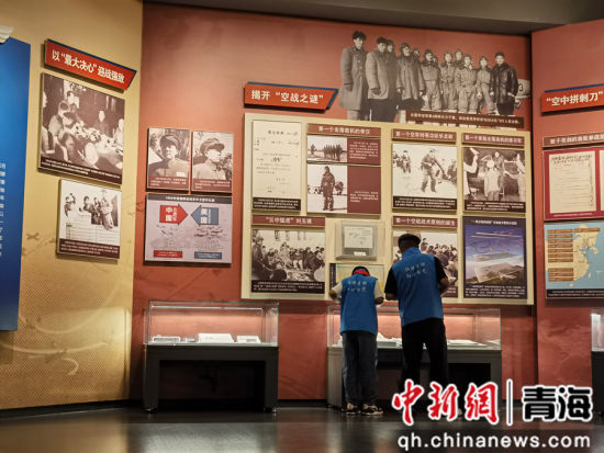 图为玉树青少年参观中国航空博物馆。张海雯 摄