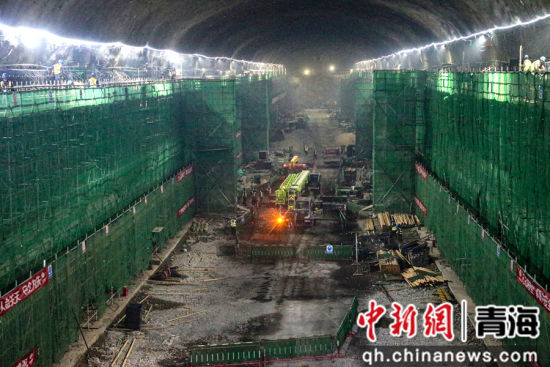 图为9月23日，青海格尔木市南山口抽水蓄能电站地下厂房施工现场，该地下厂房将安装发电机组，是电站能量转换系统的“心脏”。 张忠苹 摄
