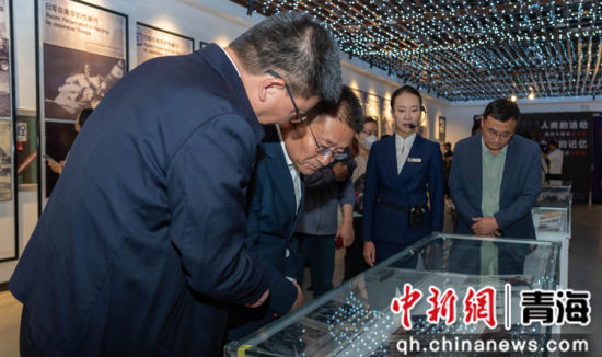图为民众参观南京大屠杀史实展、文献展。青海省文旅厅供图