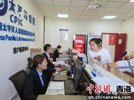 图为工作人员热情服务。李隽 摄 图为工作人员热情服务。李隽 摄