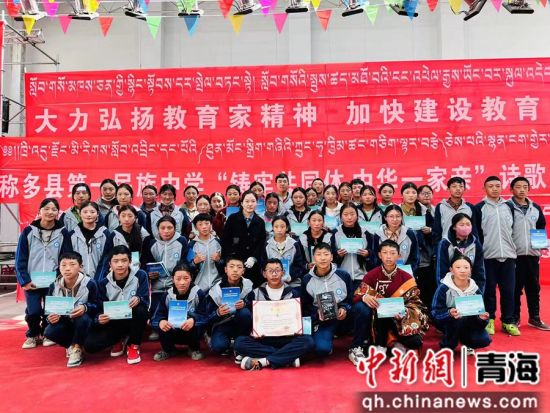 图为向学生发放教材。称多县委铸牢办供图 图为向学生发放教材。称多县委铸牢办供图