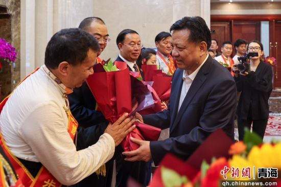 图为青海省委常委、统战部部长班果接见返青全国民族团结进步模范。薛蒂摄 图为青海省委常委、统战部部长班果接见返青全国民族团结进步模范。薛蒂摄