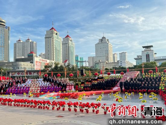 图为歌咏大会现场。潘雨洁摄 图为歌咏大会现场。潘雨洁摄