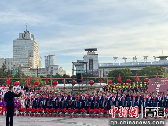 图为歌咏大会现场。潘雨洁摄 图为歌咏大会现场。潘雨洁摄