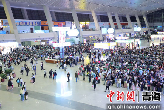 图为旅客在西宁火车站候车大厅候车。 青藏集团公司供图