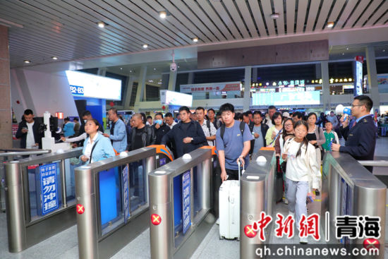 图为旅客在西宁火车站排队检票。 青藏集团公司供图