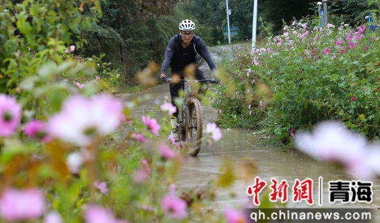 图为车手在乡村田野间骑行。 马铭言 摄