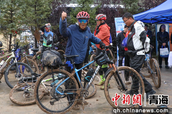 图为车手赛后合影。 马铭言 摄