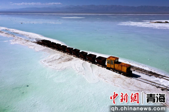 图为航拍秋日下的茶卡盐湖景区。 张忠苹 摄