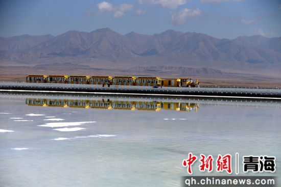 图为秋日下的茶卡盐湖景区一景。 张忠苹 摄