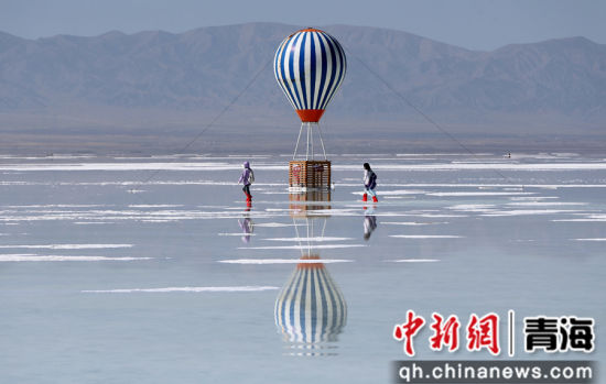 图为游客在茶卡盐湖景区游览。 张忠苹 摄