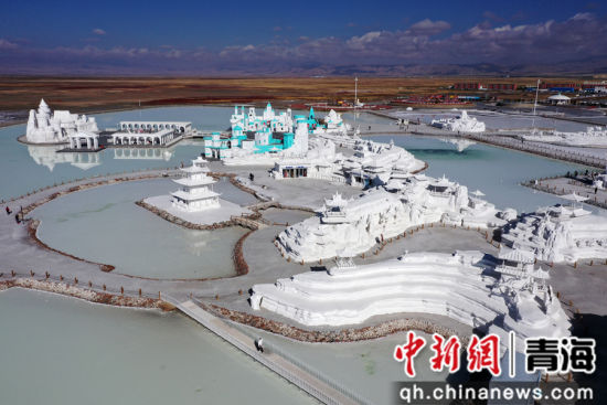 图为航拍秋日下的茶卡盐湖景区一景。 张忠苹 摄