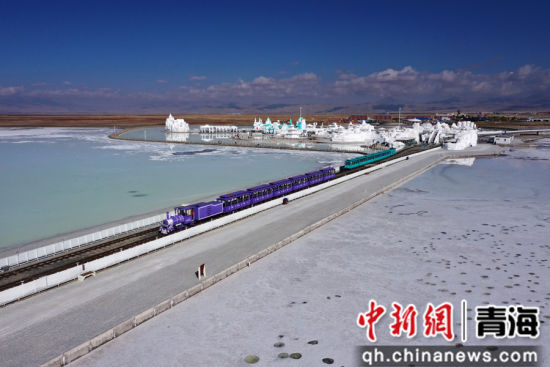 图为航拍秋日下的茶卡盐湖景区一景。 张忠苹 摄