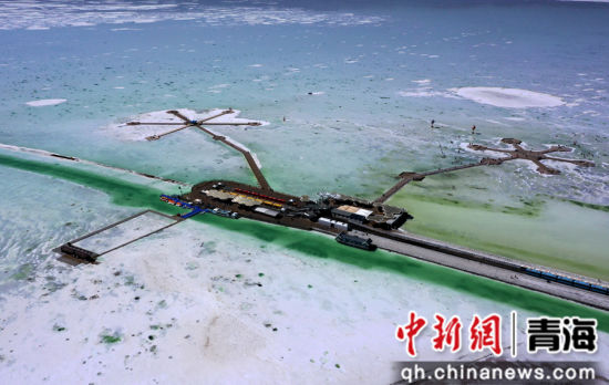 图为航拍秋日下的茶卡盐湖景区一景。 张忠苹 摄 