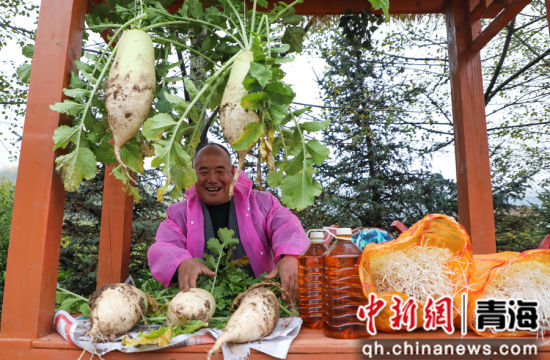 图为活动现场设置的农产品展销区。 马铭言 摄