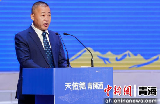 图为天佑德职工故事讲述天佑德酒厂的发展历程。天佑德青稞酒供图