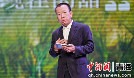 图为天佑德青稞酒股份有限公司董事长李银会进行主题演讲。天佑德青稞酒供图