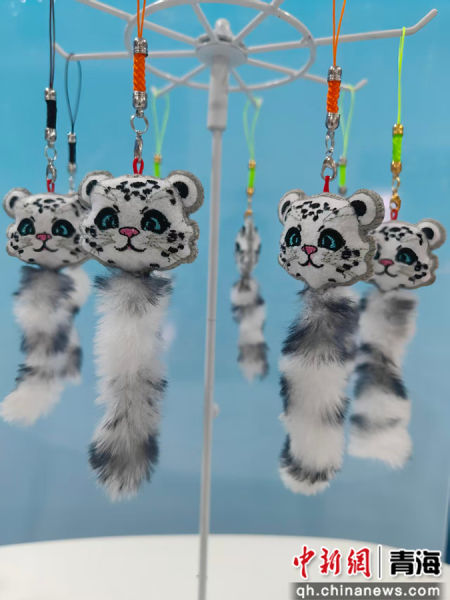 图为雪豹挂件。 侯磊 供图