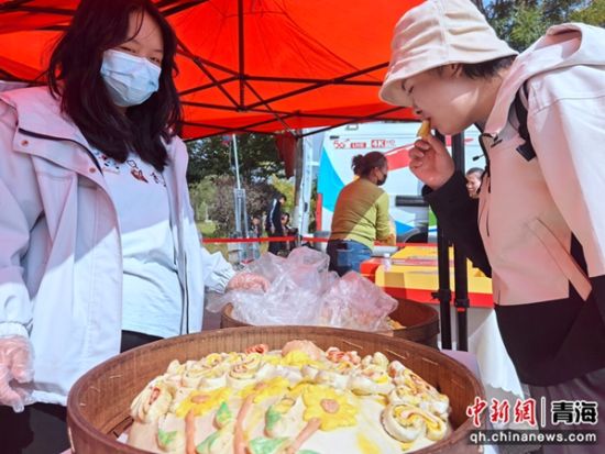 图为民众品尝传统大月饼。李隽 摄