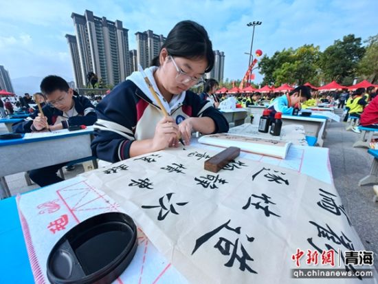 图为“小书法家”现场写书法。李隽 摄