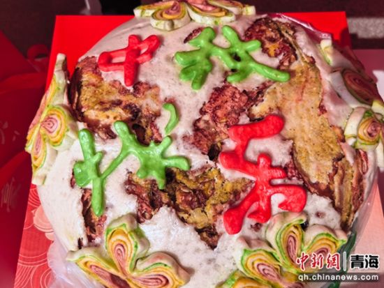 图为现场展示的传统大月饼。李隽 摄